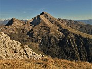 30 Dalla cresta di Cima Menna spettacolare vista sul Pizzo Arera e Corna Piana